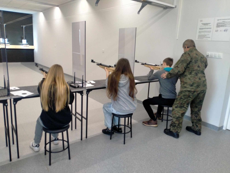 Praktyczne szkolenie na strzelnicy w ZSZ Nr 1 w Dębicy_1
